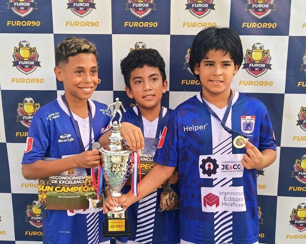 Niños de INDEDZU entrenando fútbol en Lima, Perú – ONG sin fines de lucro